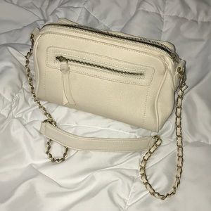 WHITE CHAINED CROSSBODY PURSE